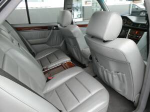 Image 11/21 of Mercedes-Benz 500 E (1992)