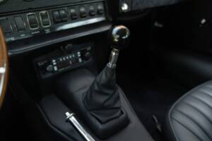 Image 32/50 de Jaguar E-Type (1968)