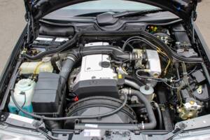 Image 24/33 of Mercedes-Benz E 200 (1994)