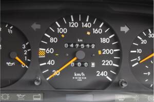 Bild 13/14 von Mercedes-Benz E 220 (1994)