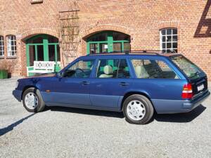 Bild 2/15 von Mercedes-Benz E 300 T 4MATIC (1994)