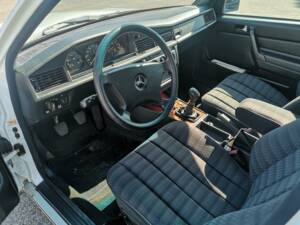 Image 14/34 of Mercedes-Benz 190 E 1.8 (1991)