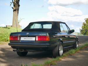 Bild 23/25 von BMW 320i (1990)