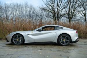 Image 4/50 of Ferrari F12berlinetta (2013)