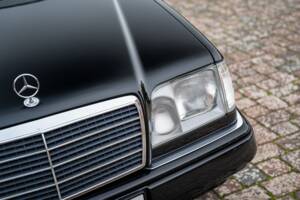 Image 6/83 de Mercedes-Benz E 220 (1996)