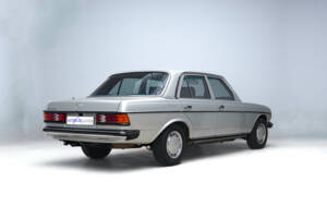 Image 7/25 of Mercedes-Benz 300 D (1985)