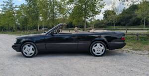 Image 2/13 de Mercedes-Benz E 220 (1994)