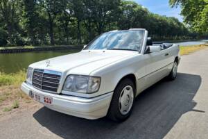 Image 2/36 of Mercedes-Benz E 200 (1994)