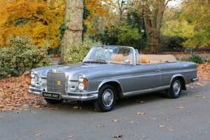 Image 37/50 of Mercedes-Benz 220 SE b (1966)
