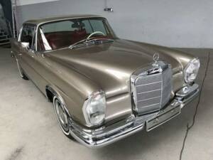 Image 2/38 de Mercedes-Benz 280 SE (1967)