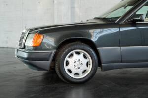 Bild 8/50 von Mercedes-Benz 300 CE (1991)