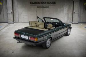 Image 22/90 of BMW 325i (1987)
