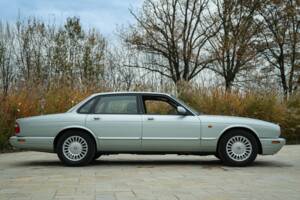 Image 4/50 de Jaguar XJ 8 Sovereign (1997)