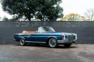 Image 2/57 de Mercedes-Benz 280 SE 3,5 (1971)