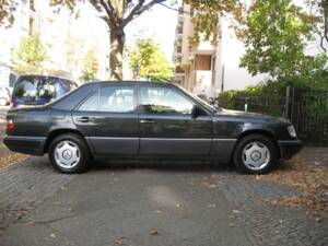 Bild 3/32 von Mercedes-Benz E 220 (1995)