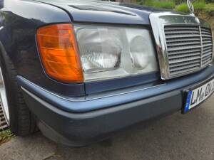 Afbeelding 30/54 van Mercedes-Benz 200 E (1992)