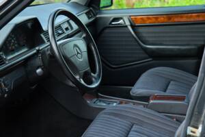 Image 28/63 of Mercedes-Benz 220 E (1993)