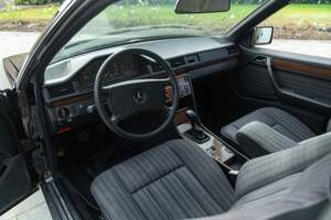 Immagine 30/48 di Mercedes-Benz 200 CE (1990)