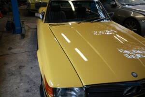 Image 18/50 of Mercedes-Benz 500 SL (1983)