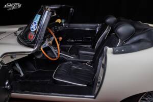 Image 7/7 de Jaguar E-Type (1970)