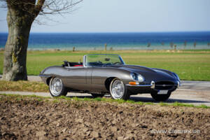 Image 12/20 of Jaguar E-Type 4.2 (1966)