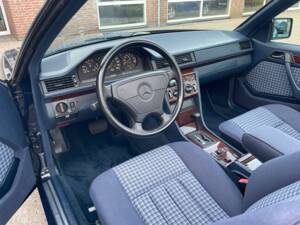 Image 5/25 of Mercedes-Benz E 200 (1996)