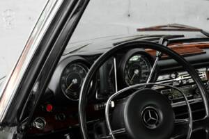 Image 17/49 de Mercedes-Benz 280 SE (1970)