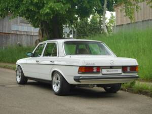 Immagine 36/50 di Mercedes-Benz 230 E (1900)