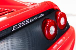 Afbeelding 33/40 van Ferrari F 355 Berlinetta (1996)