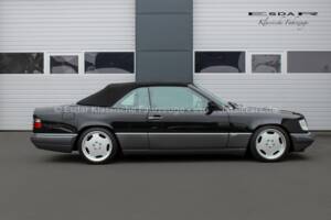 Image 14/33 of Mercedes-Benz E 200 (1994)
