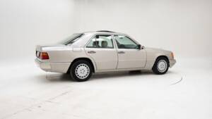 Bild 2/15 von Mercedes-Benz 300 E (1992)