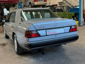 Bild 5/51 von Mercedes-Benz 300 D Turbo (1991)