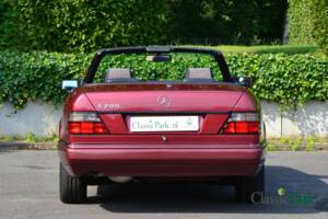 Bild 16/50 von Mercedes-Benz E 200 (1994)