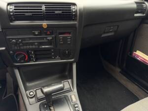 Bild 13/16 von BMW 320i (1991)