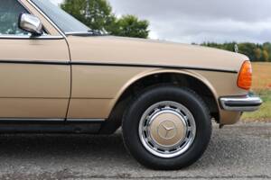 Image 15/33 of Mercedes-Benz 230 CE (1985)
