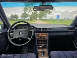 Afbeelding 22/42 van Mercedes-Benz 300 E (1986)