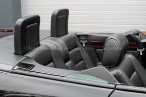 Image 32/33 of Mercedes-Benz E 200 (1994)