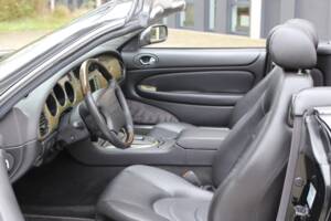 Immagine 21/45 di Jaguar XKR (2001)