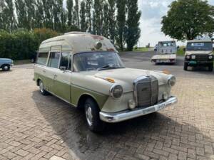 Image 5/32 of Mercedes-Benz 200 D Universal (1966)