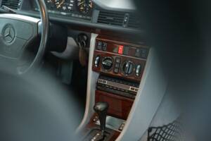 Bild 31/50 von Mercedes-Benz 500 E (1993)