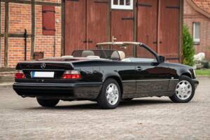 Image 16/83 de Mercedes-Benz E 220 (1996)