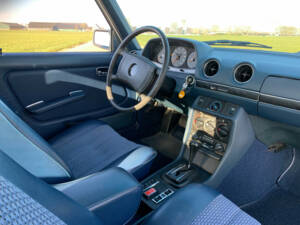 Image 4/5 de Mercedes-Benz 250 (1978)