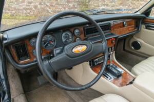 Image 35/50 of Jaguar XJ 12 (1987)