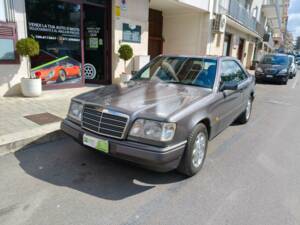 Image 20/35 of Mercedes-Benz E 200 (1995)