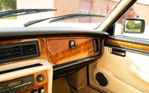 Image 32/37 of Daimler Double Six (1992)