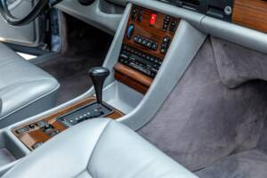 Imagen 10/19 de Mercedes-Benz 300 SE (1990)