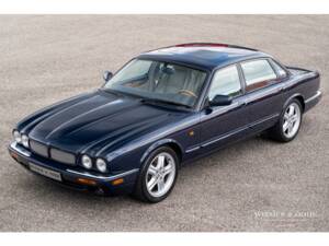 Image 2/31 of Jaguar XJR 4.0 (1999)