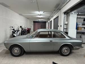 Image 16/18 of Alfa Romeo Giulia GT 1300 Junior (1968)