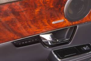 Image 33/50 of Jaguar XJ 5.0 (2011)