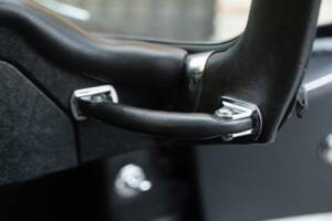 Image 33/50 de Jaguar E-Type (1968)